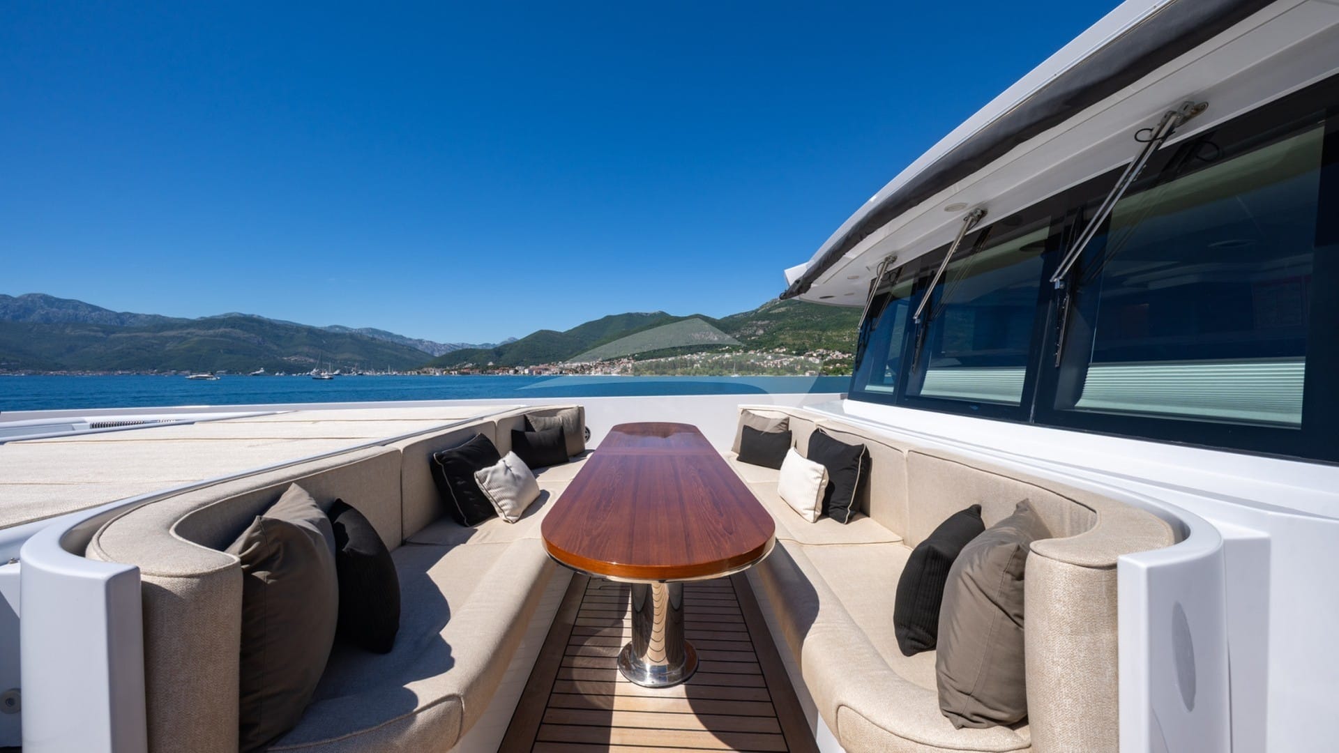 Foredeck seating and table on upper deck