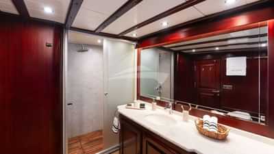 Port Twin Cabin Bathroom