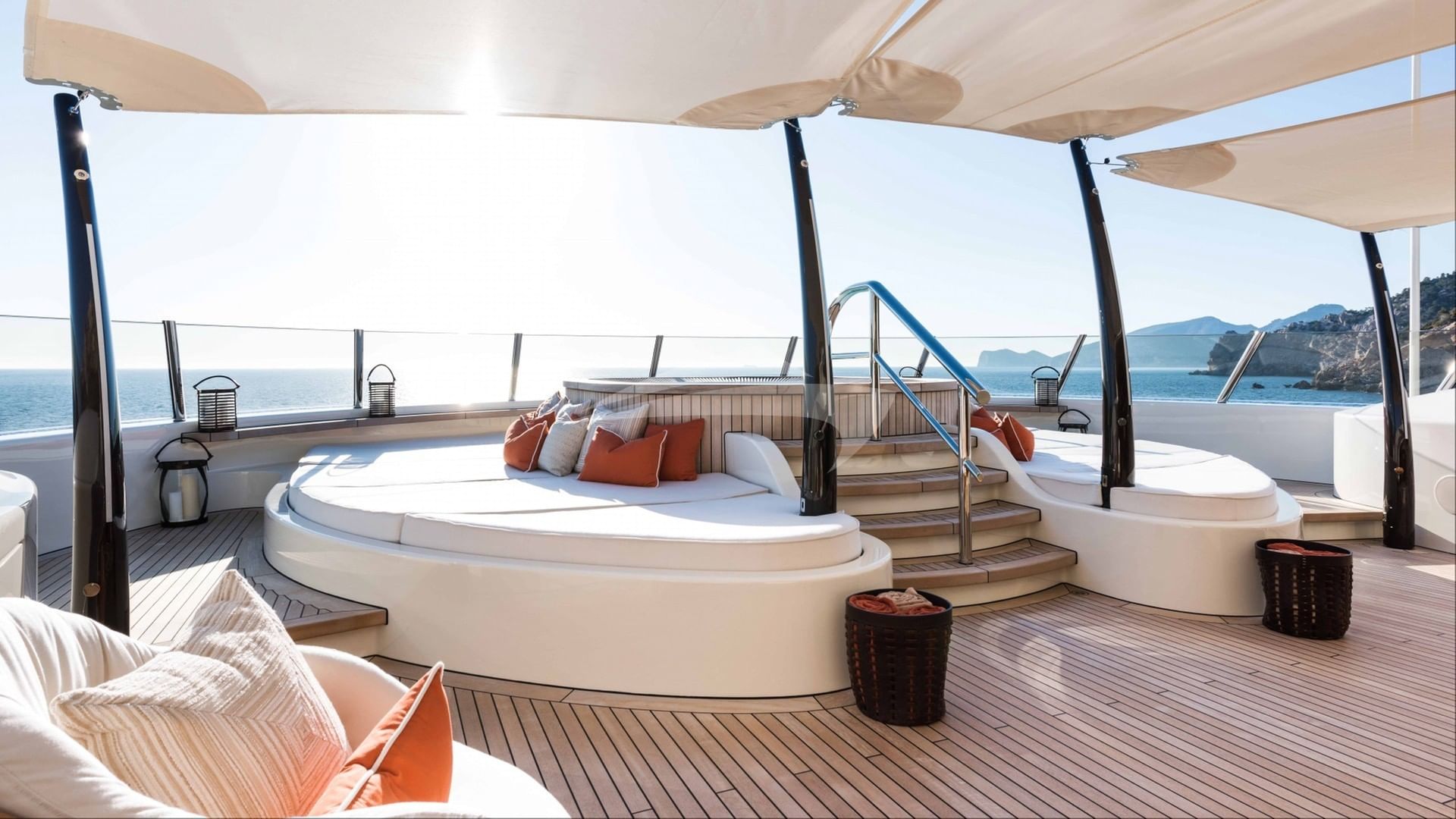 Sun deck and jacuzzi
