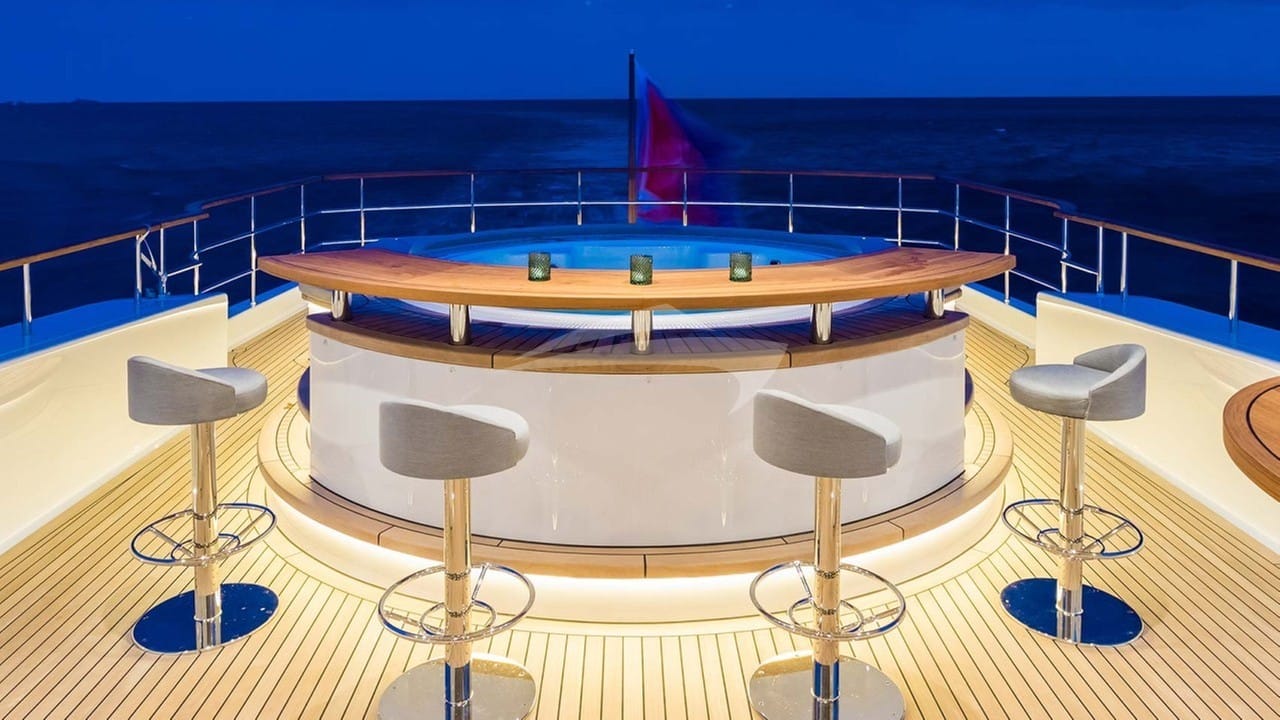 Deck Jacuzzi with Bar