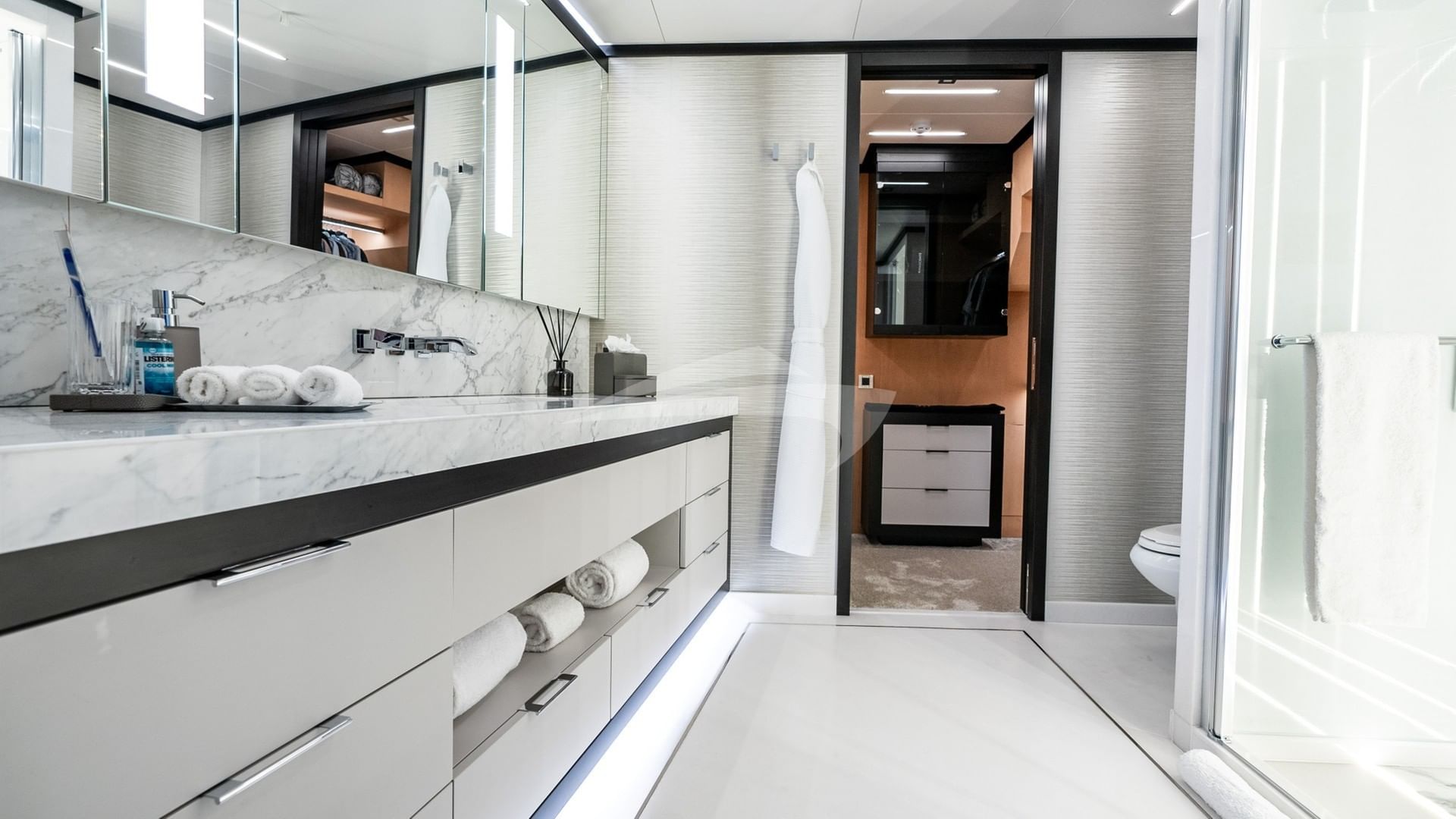 Master Stateroom En-suite