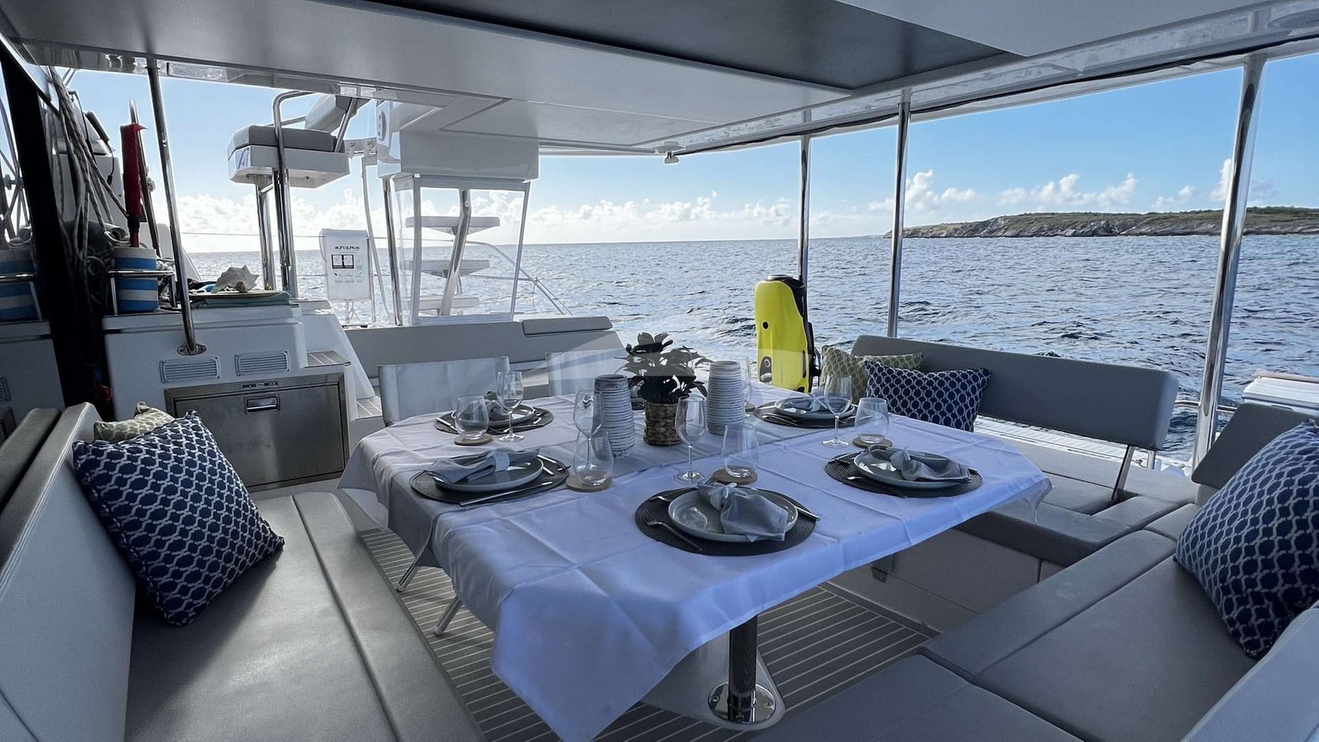 Cockpit/aft dining area