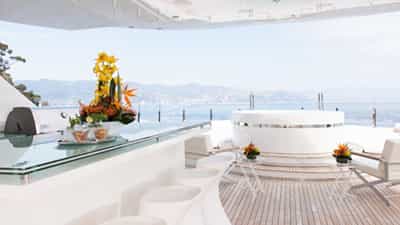 Bar & Jacuzzi