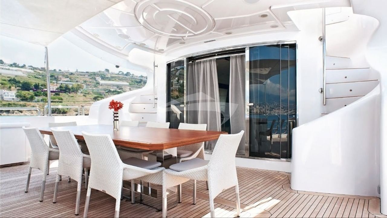 Deck space and dining