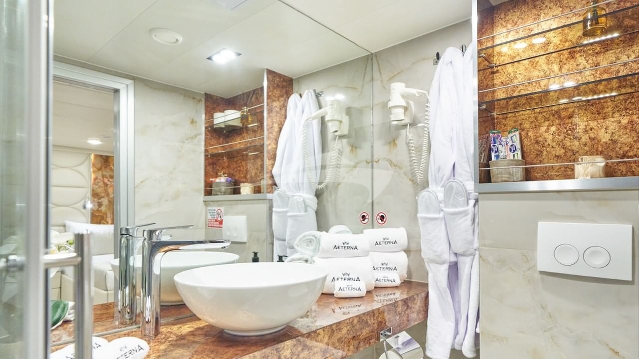 Main deck twin staterooms are en suite with a shower