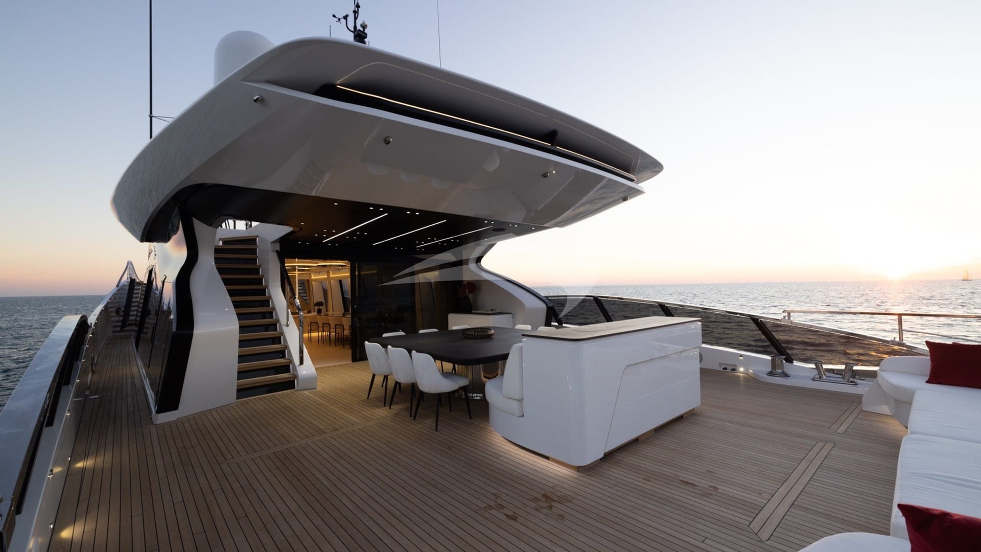 N1 Mangusta 165 REV Main Deck