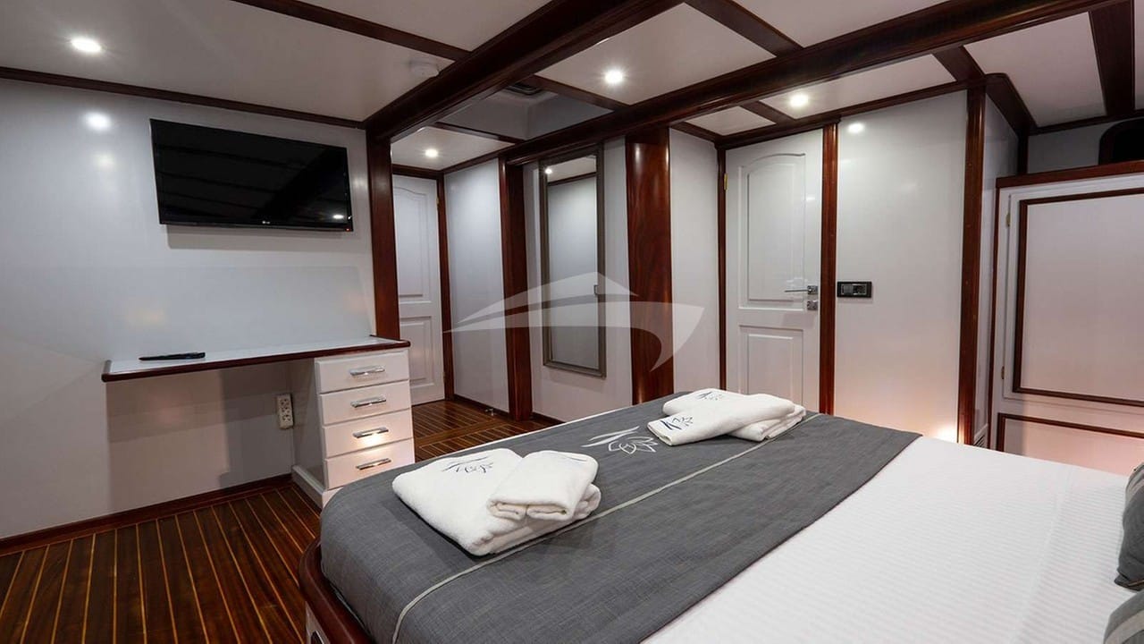 Motor Sailor Lotus Cabin