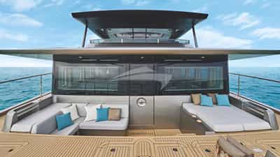 Foredeck lounging cockpit