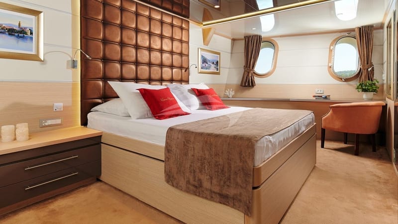 QUEEN ELEGANZA Double cabin