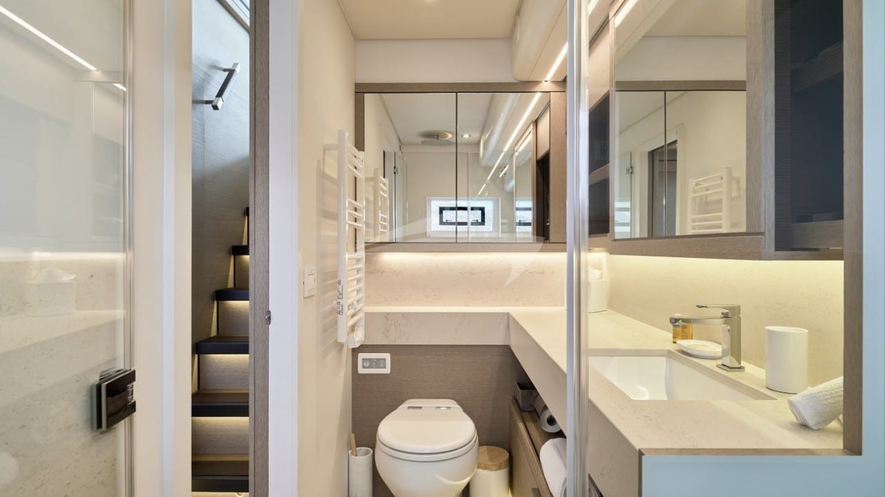 FW Guests bathroom - N. Claris picFW Guests cabin - N. Claris pic