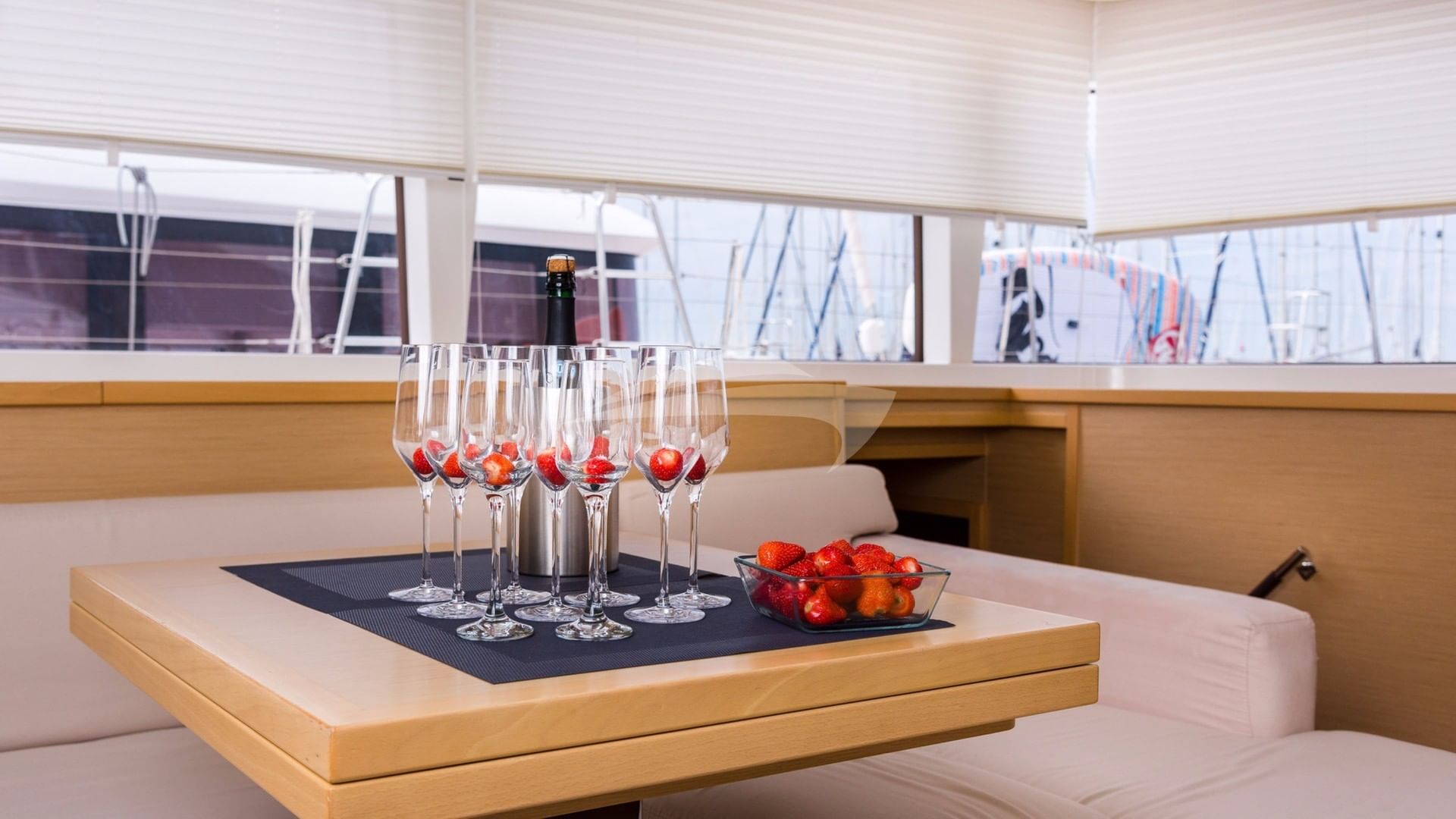 ARCTIC QUEEN SNACK TABLE