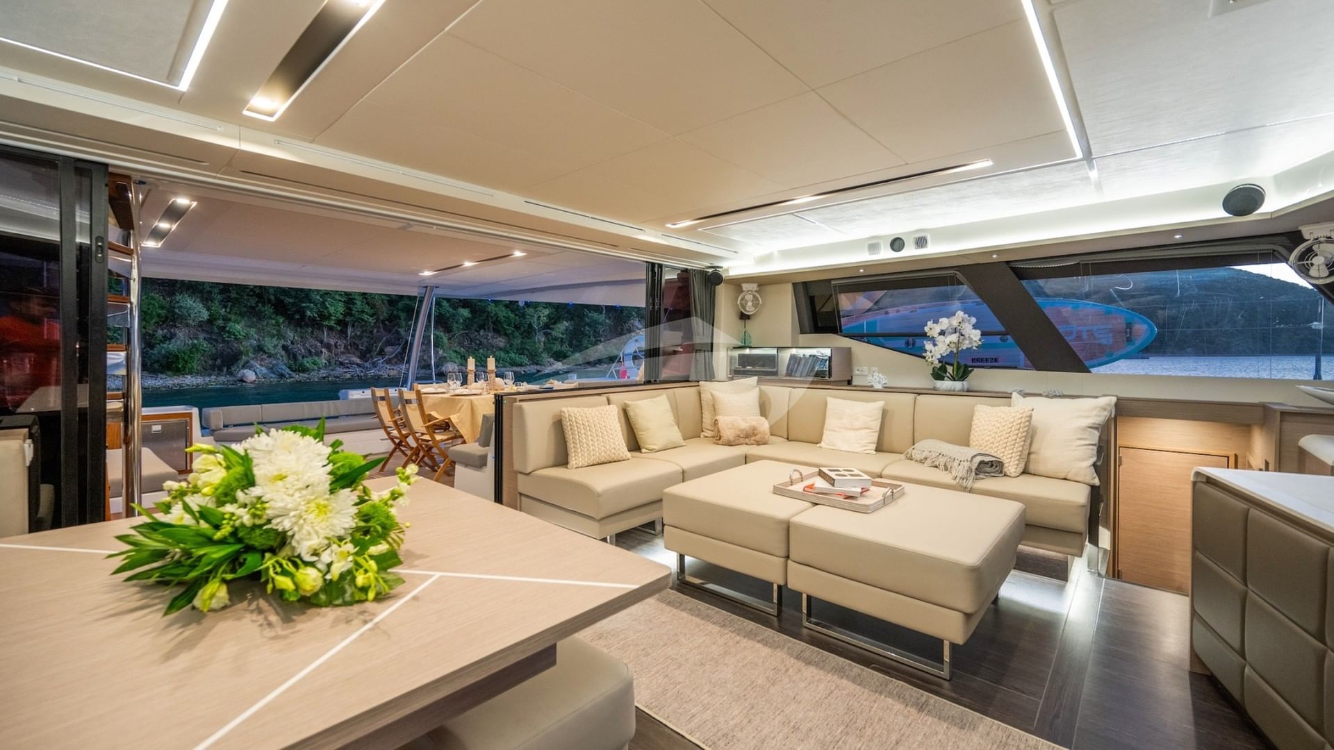 The full width saloon