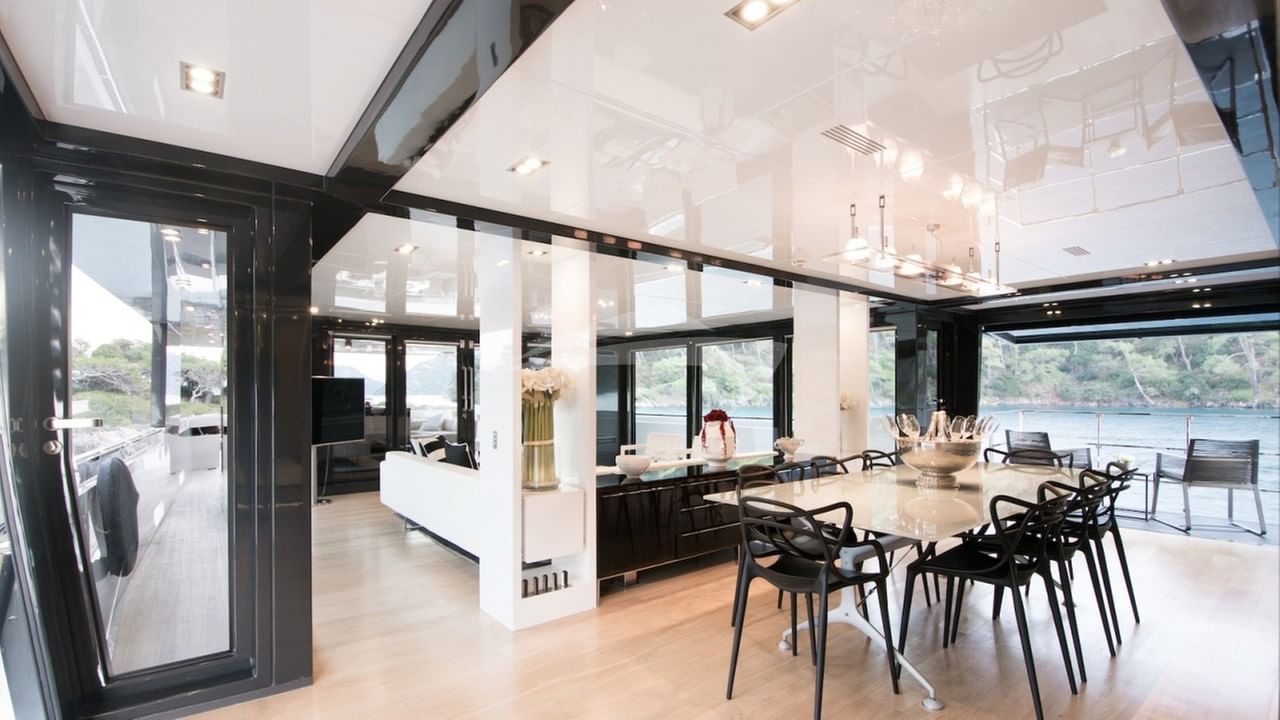 Fine dining in main saloon