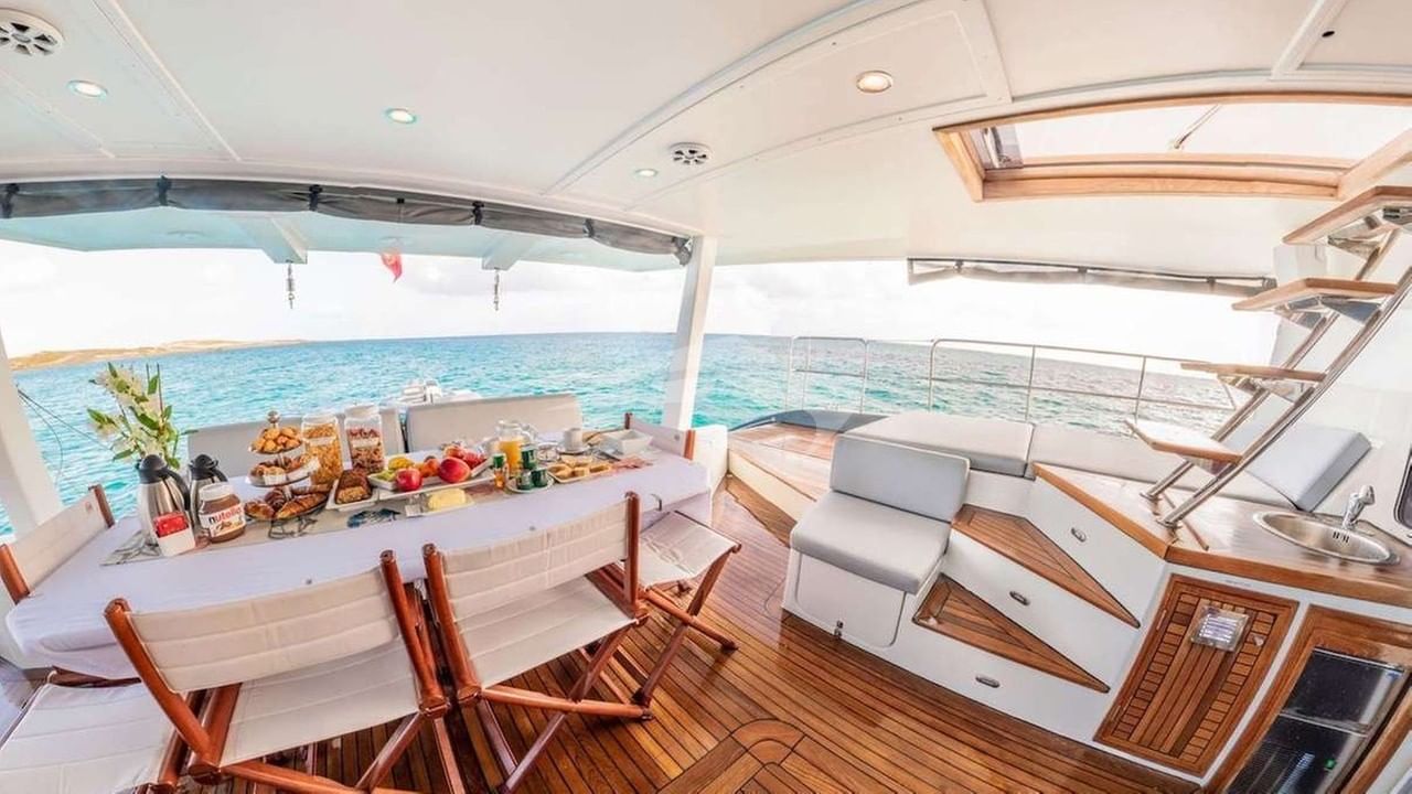 aft deck seating, dining and lounging