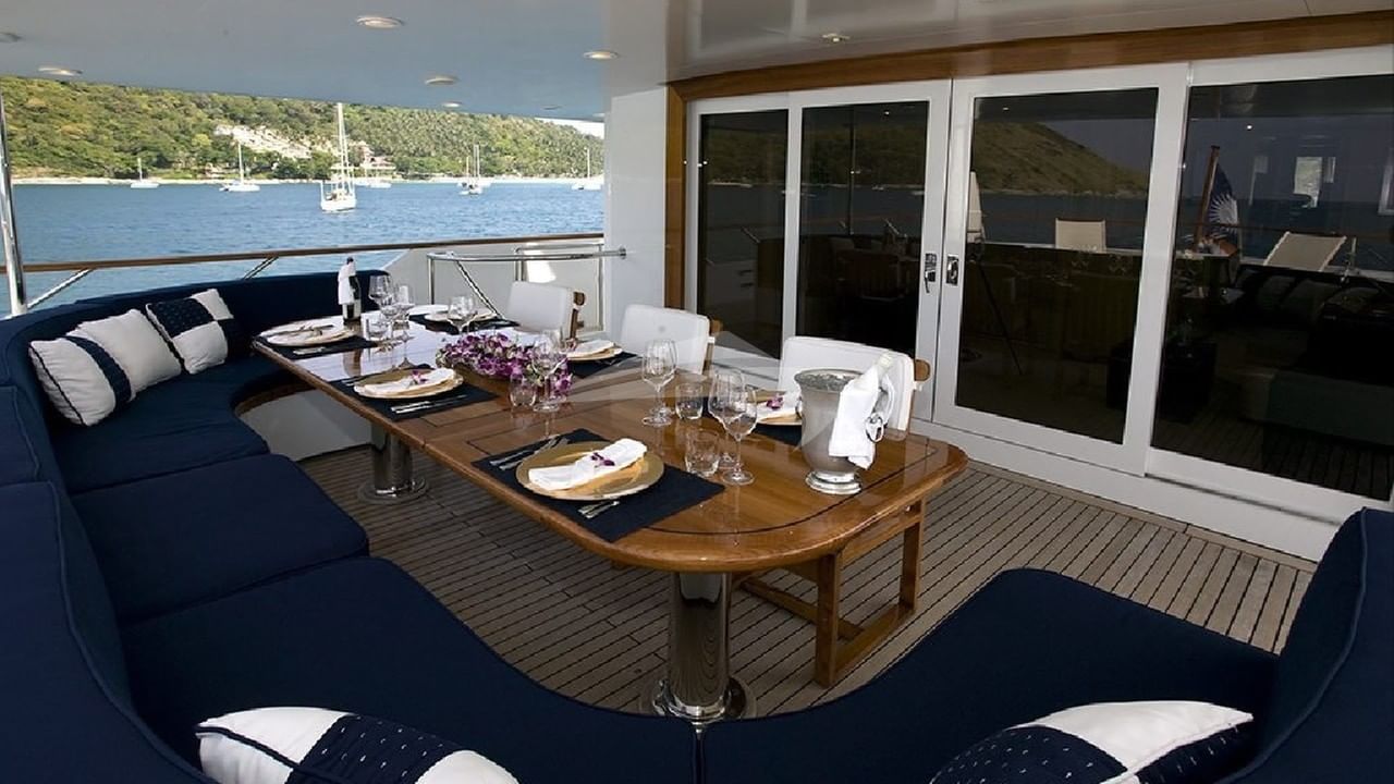 Mid Deck Dining