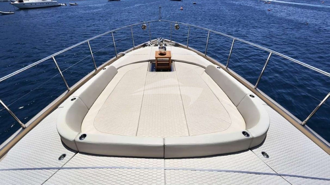 Bow sunbed