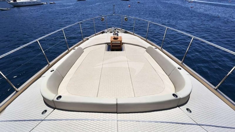 Bow sunbed