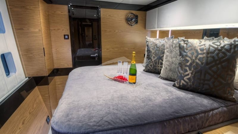 Queen guest cabin