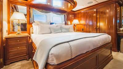 Guest king bed stateroom
