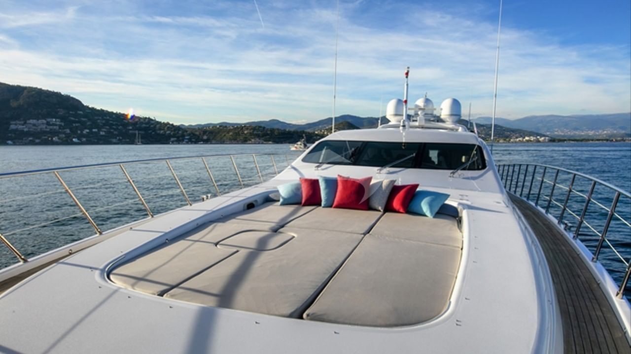 Forward sunbathing area