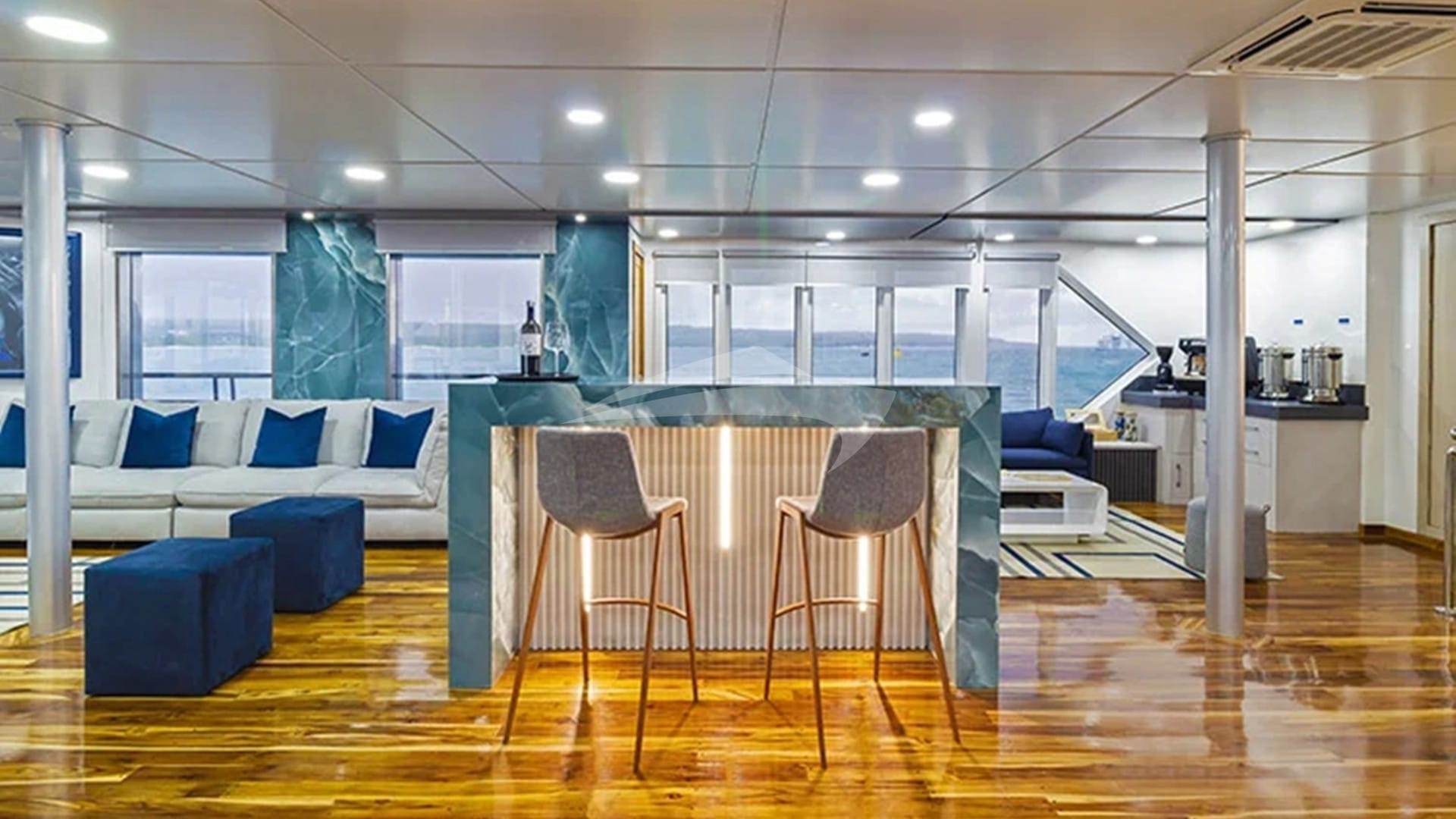 SOCIAL AREA MAIN DECK