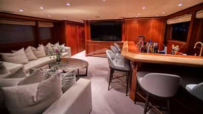 Salon & Bar