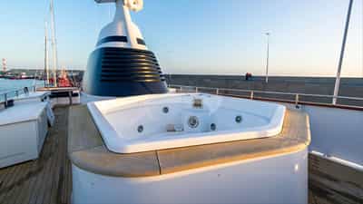 Deck Jacuzzi