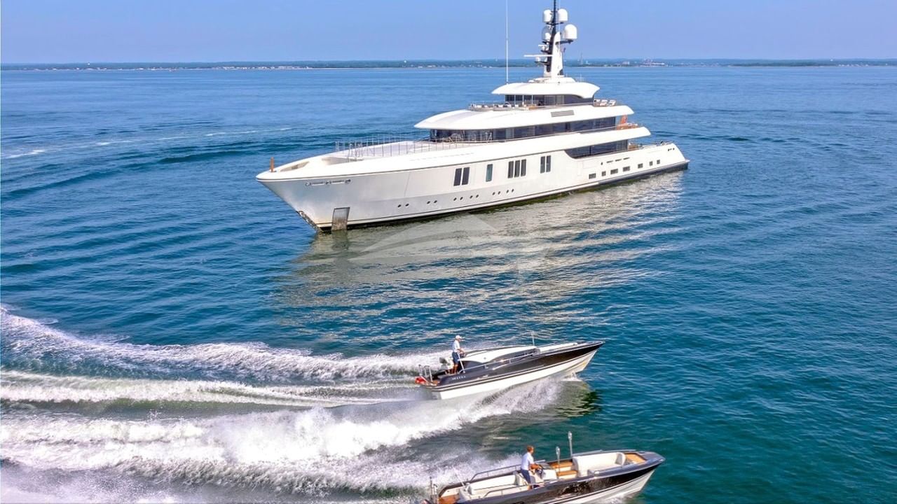 Profile with Tenders