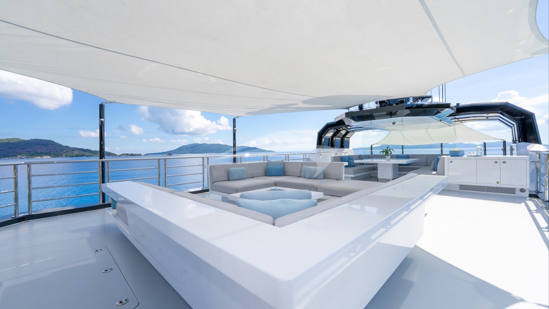 Sundeck aft seating