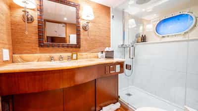 Queen 1 Ensuite