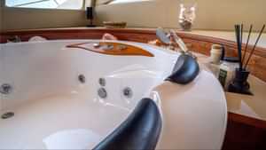 bgyb_charter_catamaran_sunreef82_houbara_24