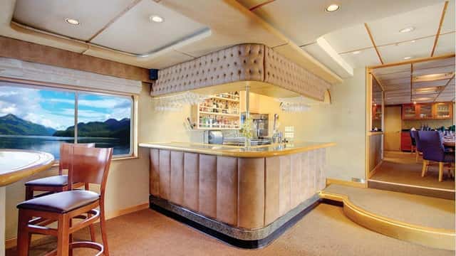 SAFARI QUEST yacht charter photo 4