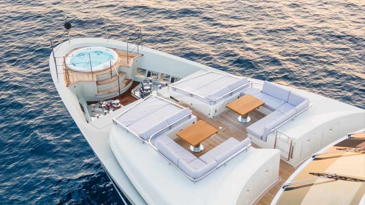 Foredeck Jacuzzi and seating