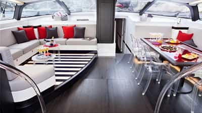 NOMAD IV - Saloon