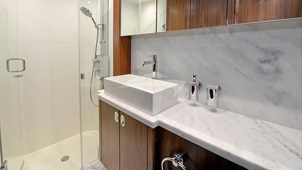 Owner cabin.- bathroom