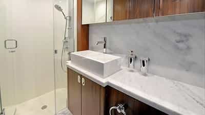 Owner cabin.- bathroom