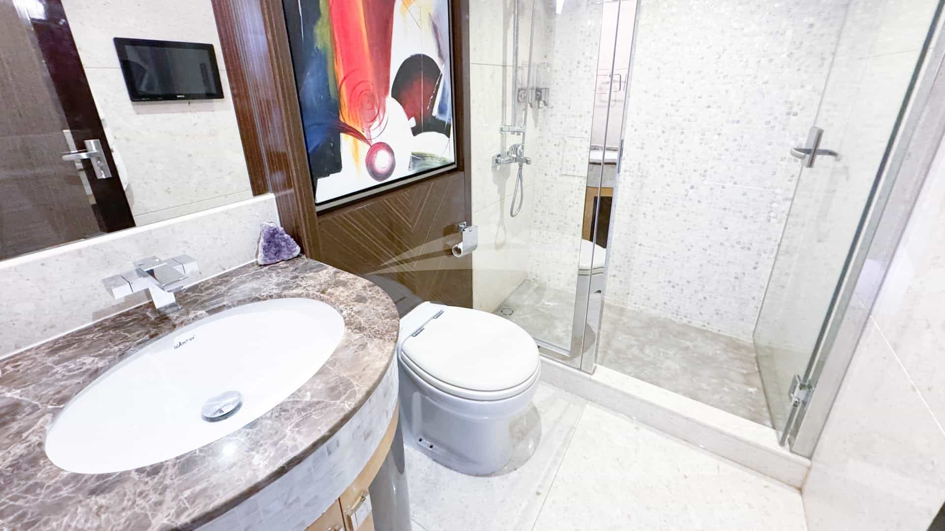 STRB QUEEN ENSUITE