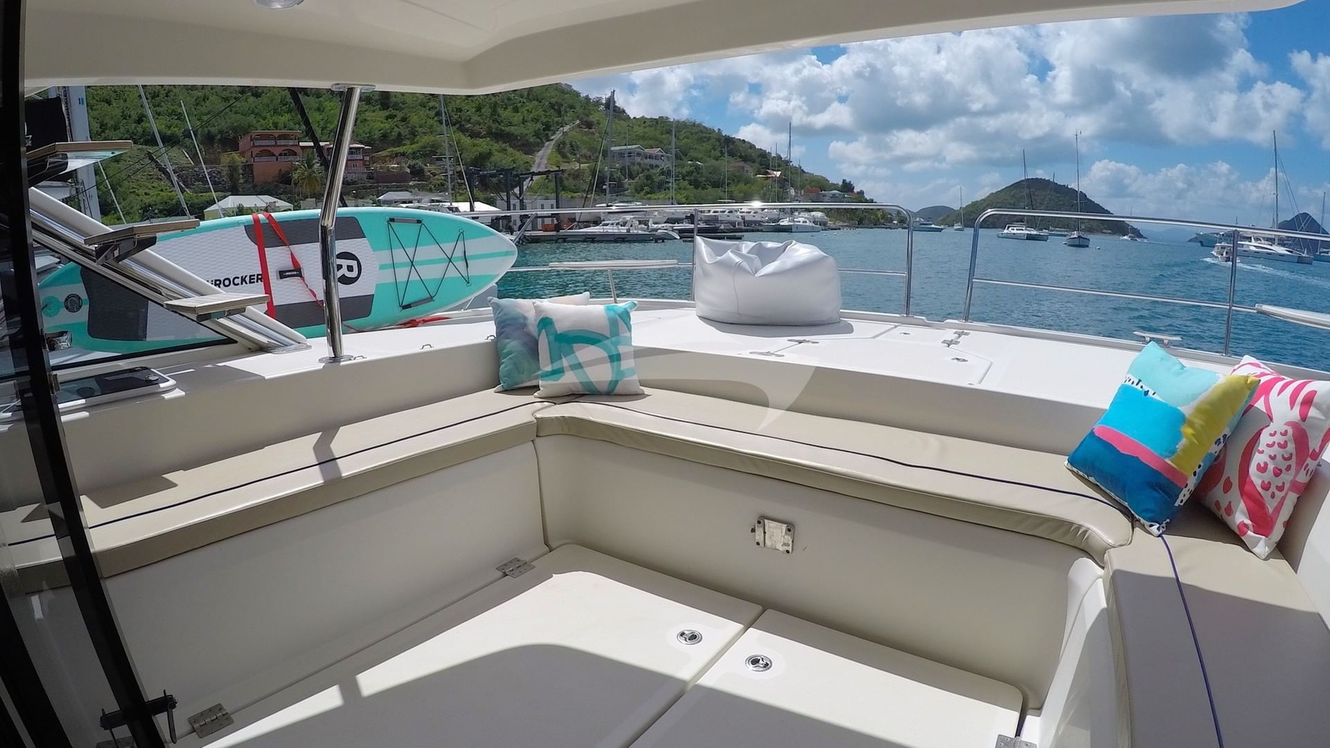 Foredeck covered seating & lounging area