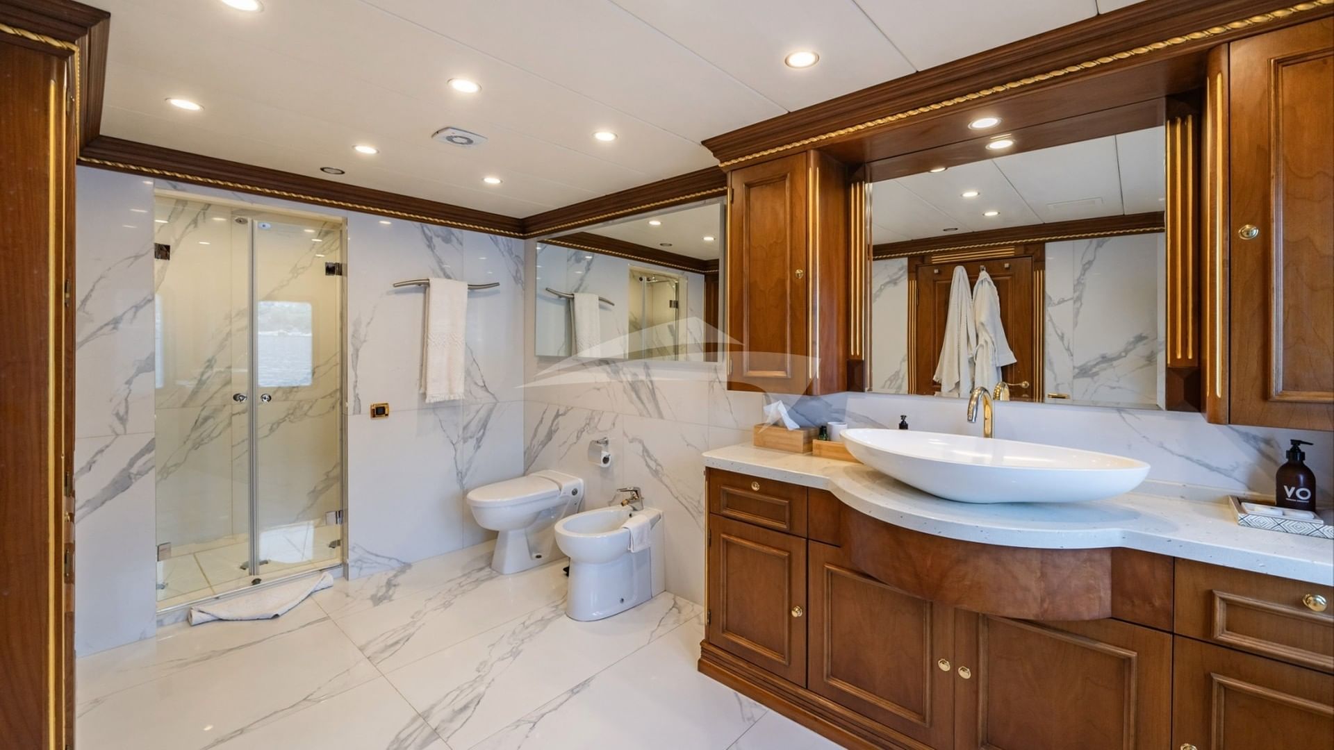 Master Bathroom - Main Deck