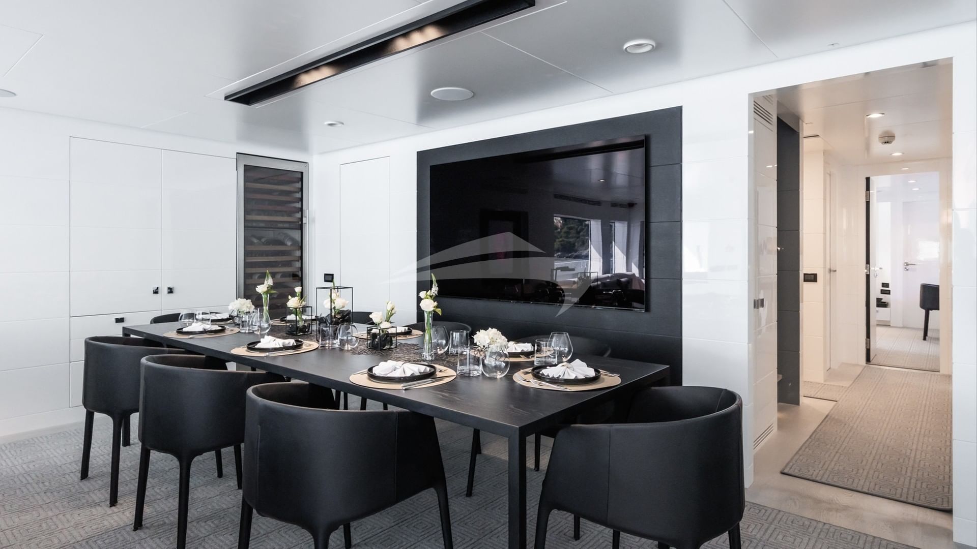 Formal dining in main saloon