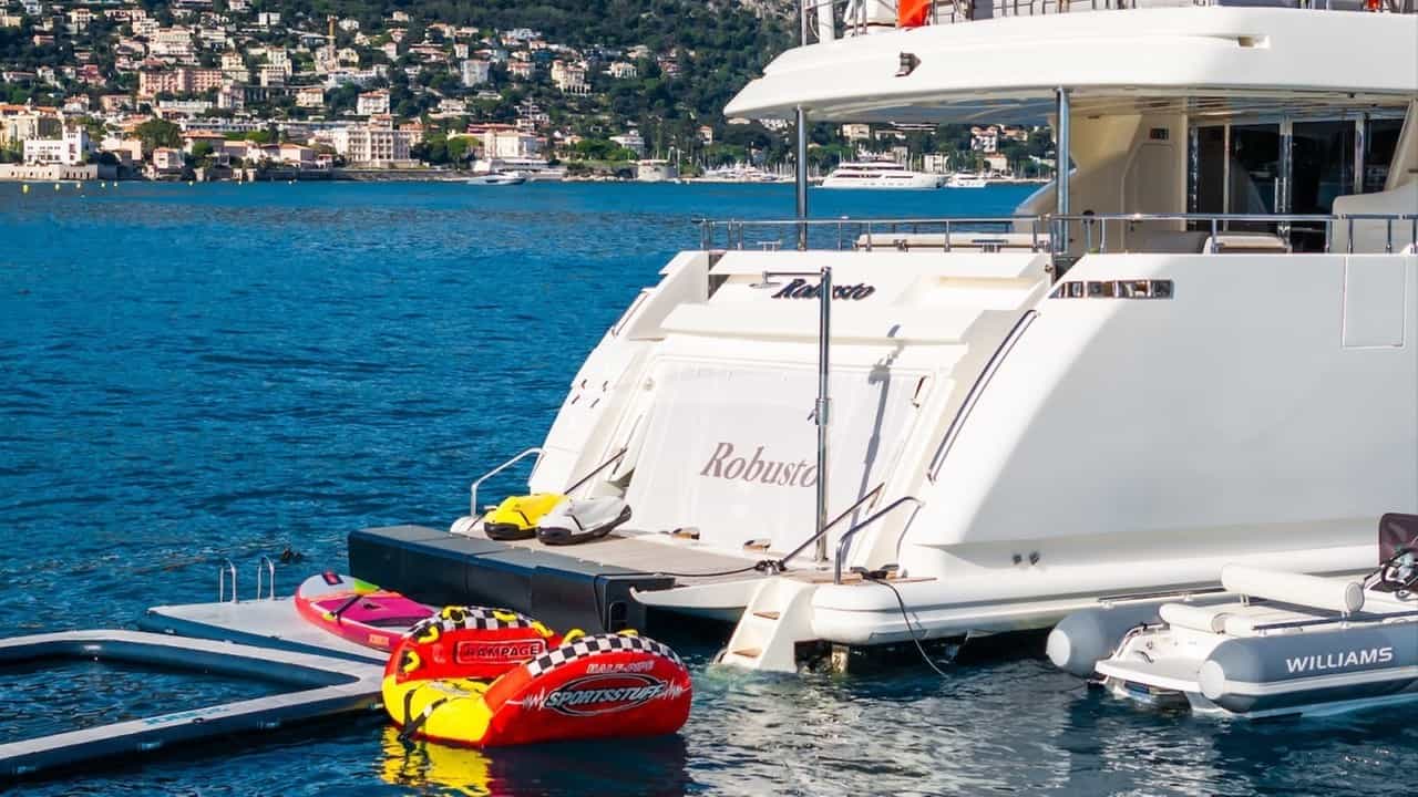 Aft swim platform