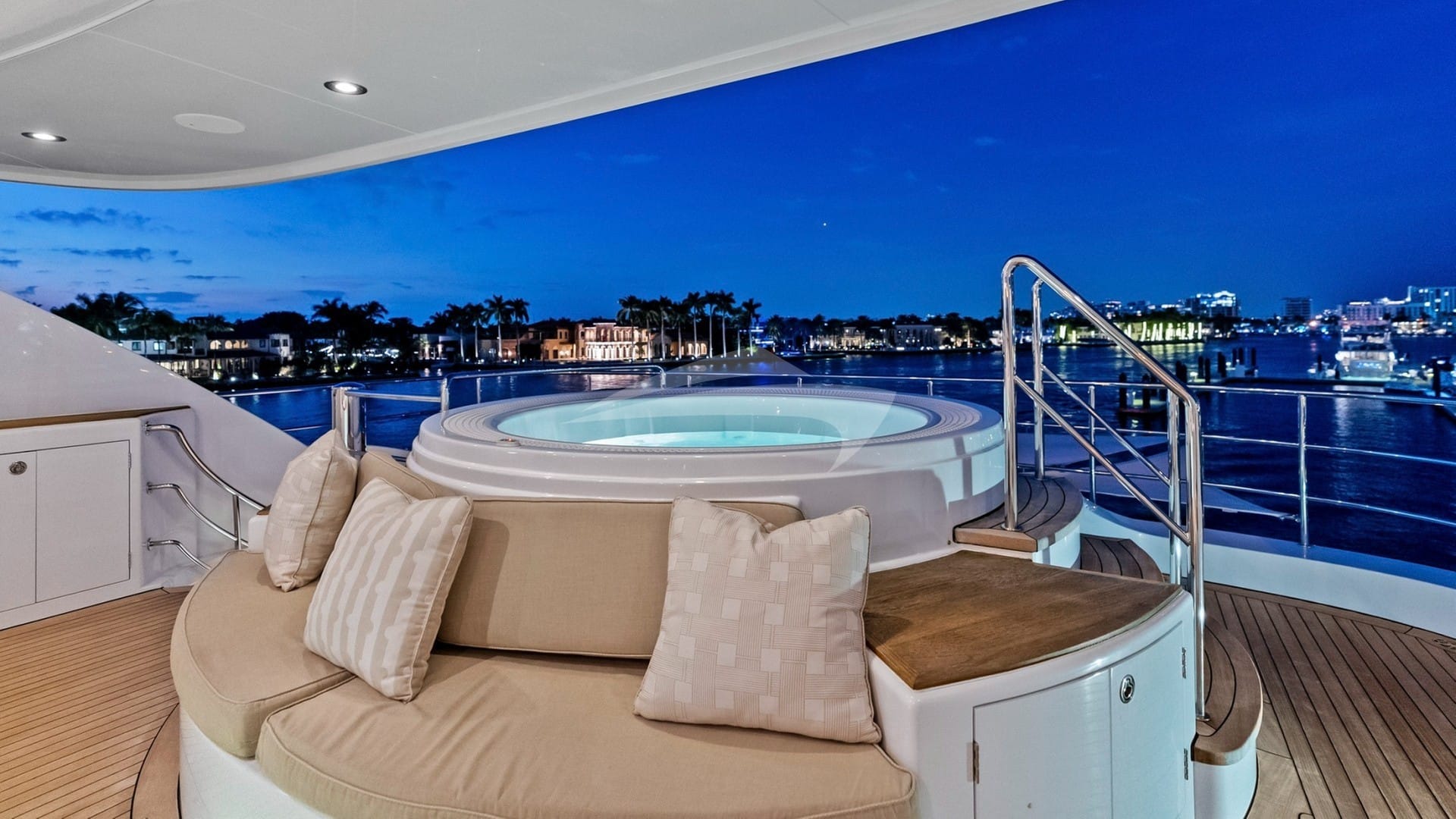 Sundeck Jacuzzi