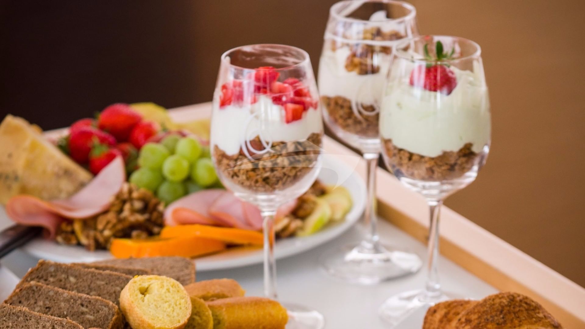 ARCTIC QUEEN SNACK TABLE