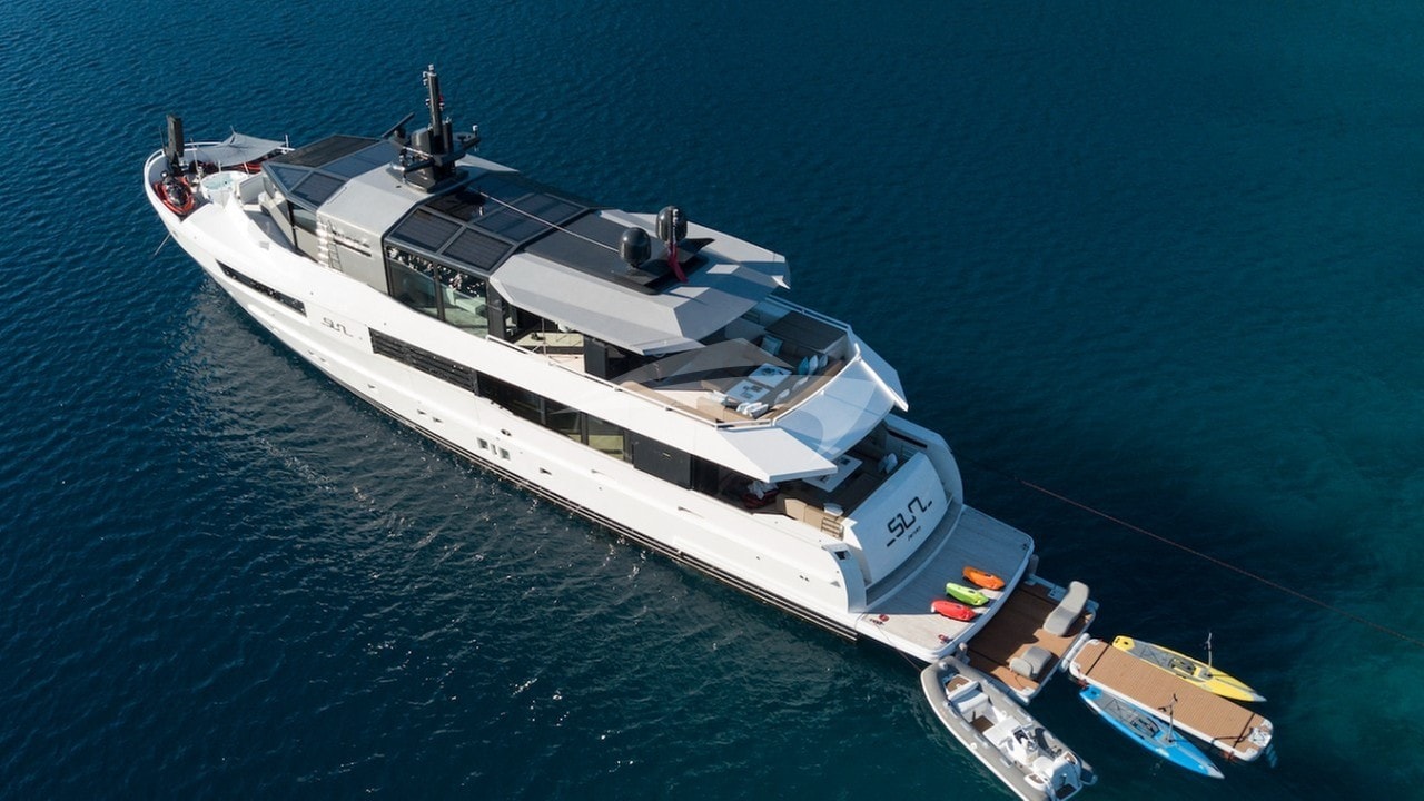 At anchor with toysSundeck bar and seating