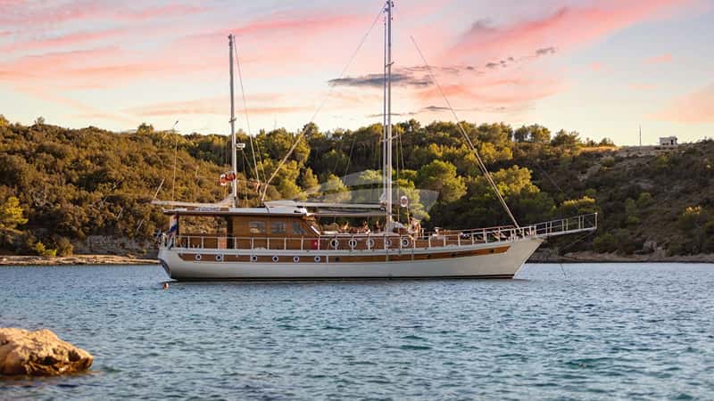 ABORDA 30m motor yacht charter