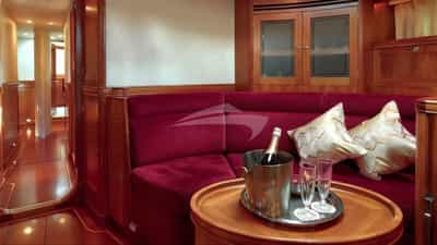 DARK STAR OF LONDON - Exterior