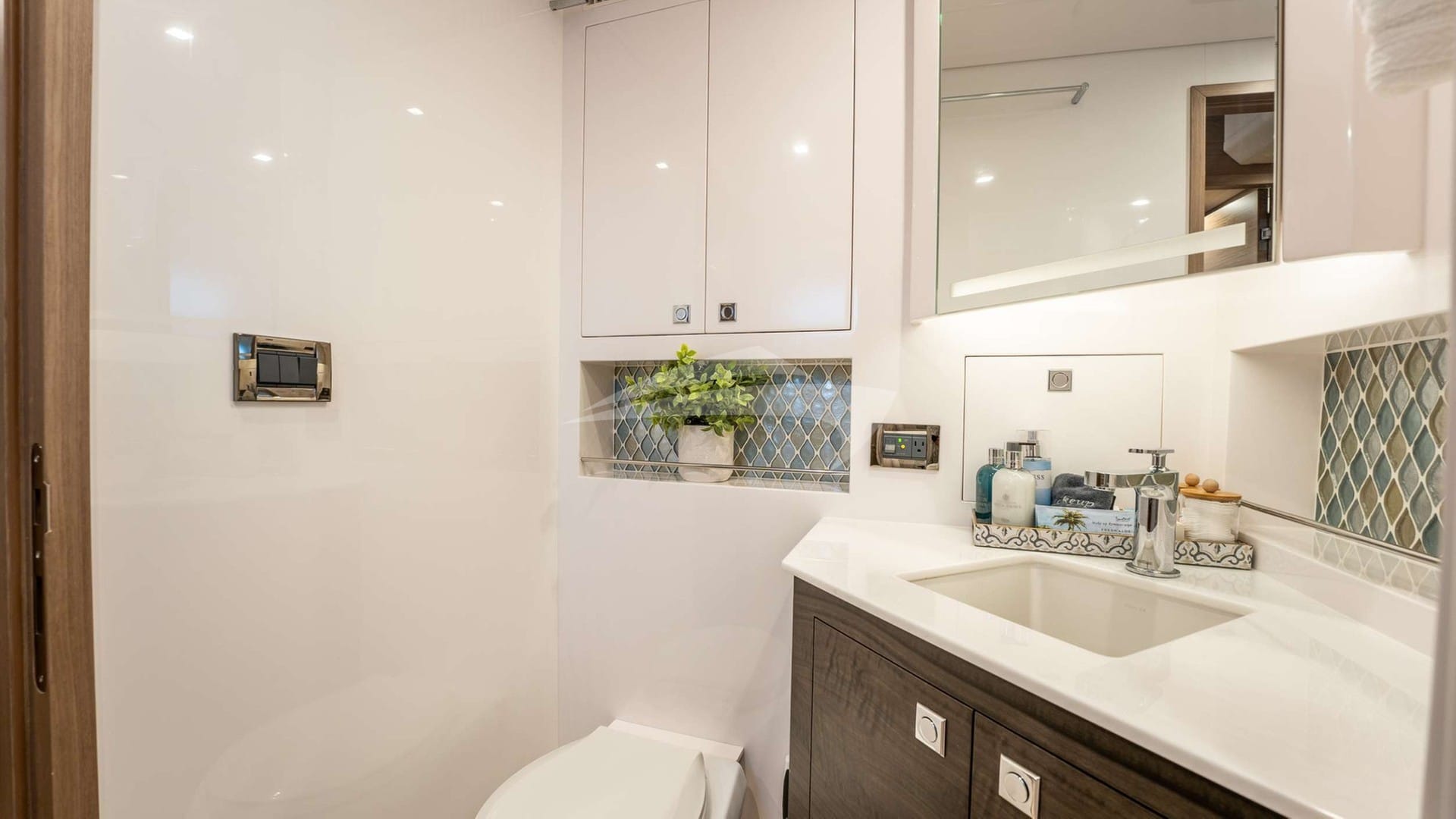 Guest Ensuite w/Molton Brown Toiletries