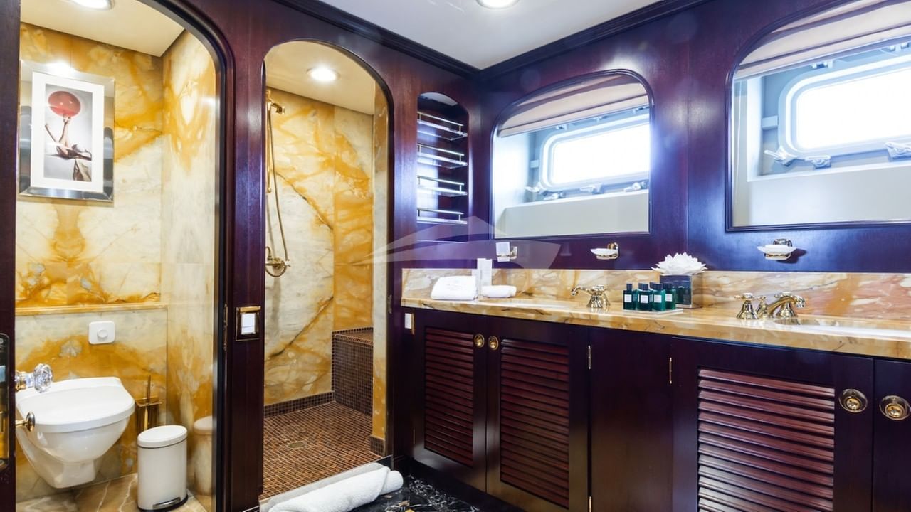 Lower deck twin en suite