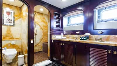 Lower deck twin en suite