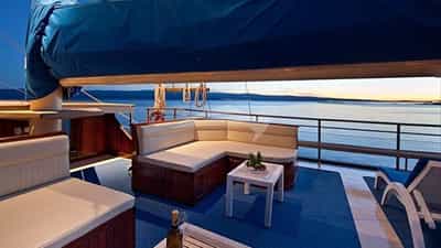Deck eating